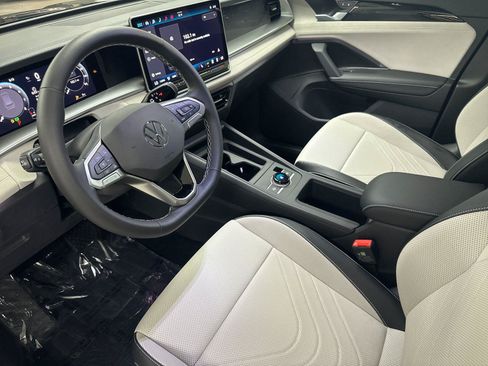 New 2026 Volkswagen Tiguan SE FWD image 9