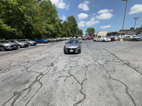 Used 2025 Nissan Altima 2.5 SV FWD image 15