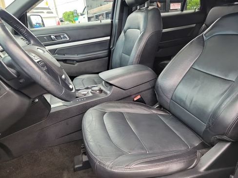 Used 2017 Ford Explorer XLT w/ Equipment Group 202A AWD/4WD image 27