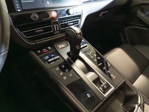 Certified 2026 Porsche Macan AWD/4WD image 25