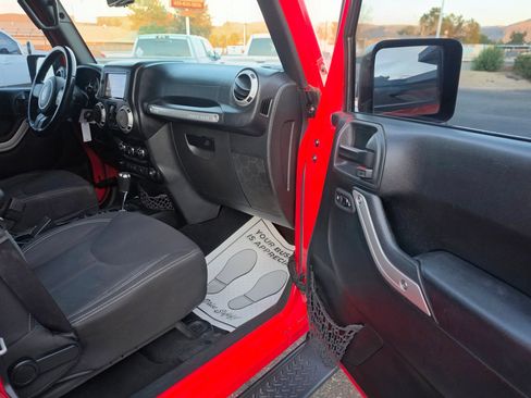 Used 2018 Jeep Wrangler Unlimited Sahara AWD/4WD image 16