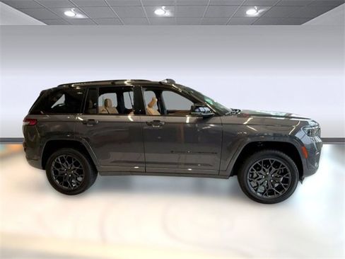 New 2025 Jeep Grand Cherokee Summit image 8