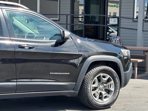 Used 2019 Jeep Cherokee Trailhawk w/ Cold Weather Group AWD/4WD image 4