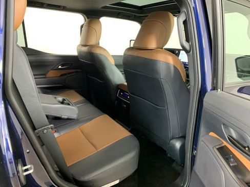 Used 2024 Lexus GX 550 w/ Cold Area Package AWD/4WD image 39