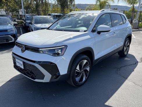 Used 2025 Volkswagen Taos SE AWD/4WD image 4