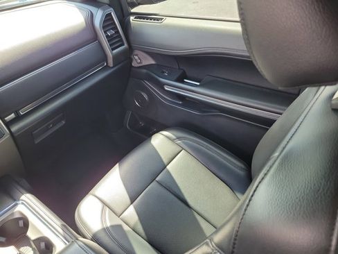 Used 2021 Ford Expedition XLT image 4