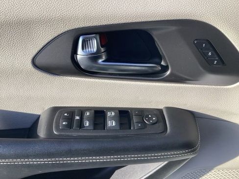 Used 2023 Chrysler Pacifica Touring-L FWD image 19