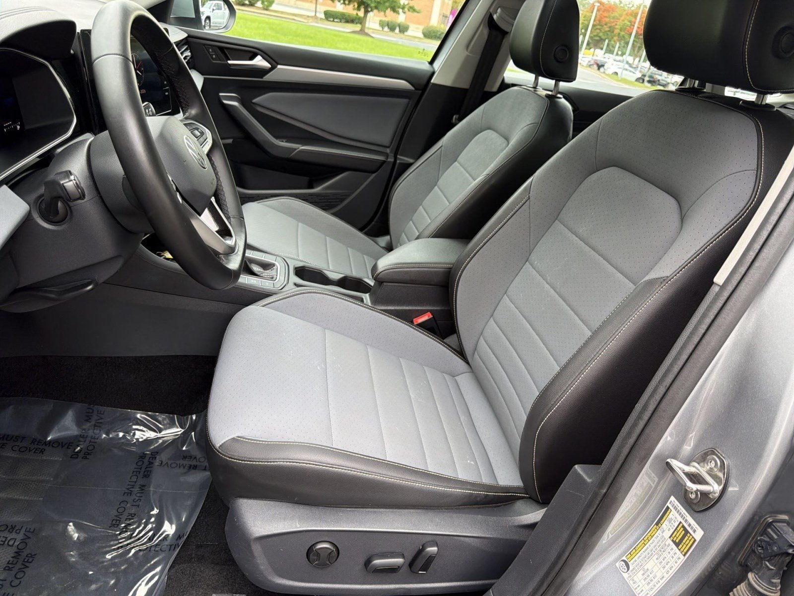 Used 2025 Volkswagen Jetta SE FWD image 12