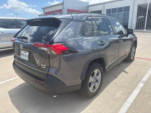 Used 2022 Toyota RAV4 XLE AWD/4WD image 2