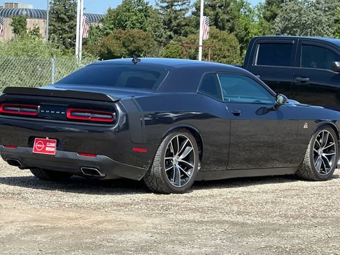 Used 2017 Dodge Challenger R/T Scat Pack RWD image 3