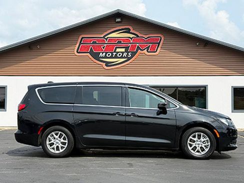 Used 2023 Chrysler Voyager LX FWD image 4