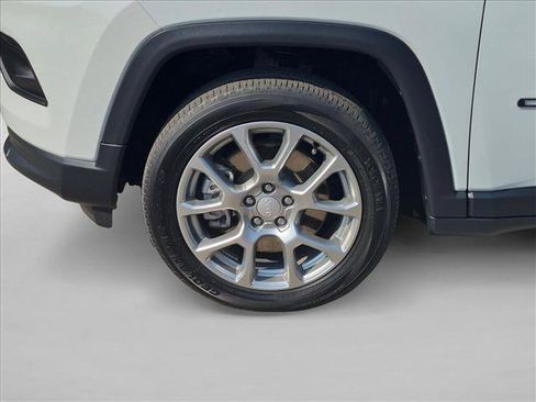 Used 2024 Jeep Compass Latitude w/ Sun and Sound Group AWD/4WD image 9