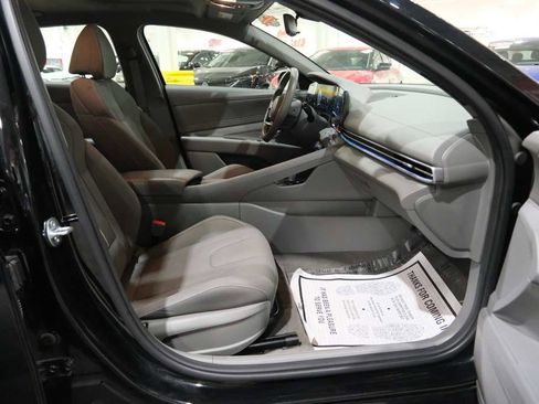Used 2025 Hyundai Elantra SEL image 31