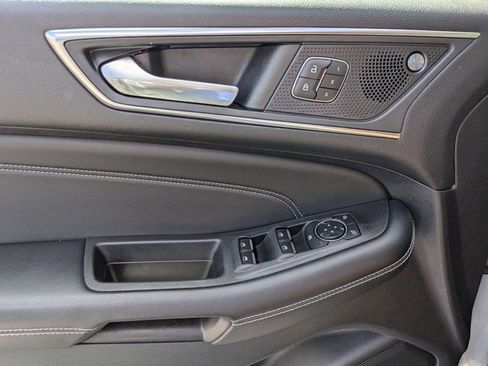 Used 2022 Ford Edge Titanium image 3