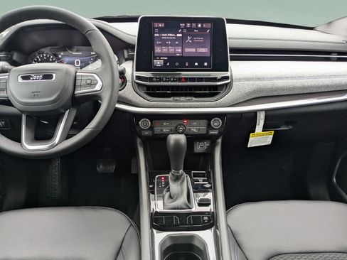 Used 2025 Jeep Compass Latitude AWD/4WD image 15