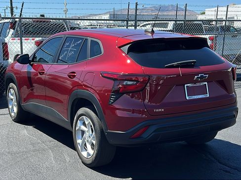 Used 2024 Chevrolet Trax LS w/ LS Convenience Package FWD image 2