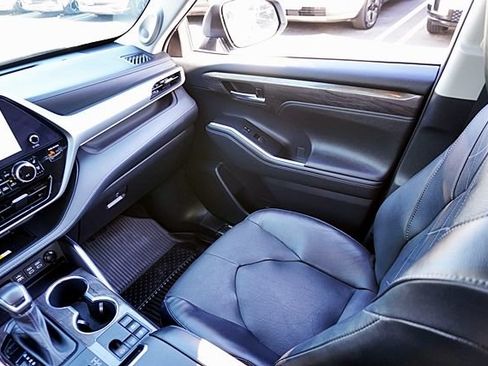 Used 2023 Toyota Highlander Platinum FWD image 24