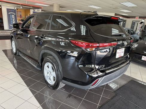 Used 2025 Toyota Highlander LE FWD image 8