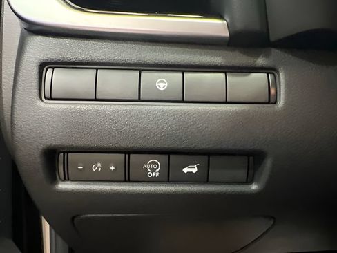 Used 2025 Nissan Rogue SL AWD/4WD image 31