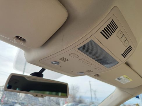 Used 2016 Volkswagen Touareg Sport image 16