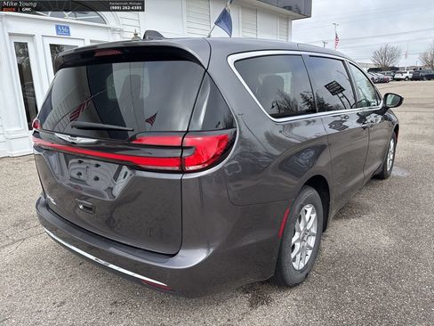 Used 2023 Chrysler Pacifica Touring-L FWD image 5