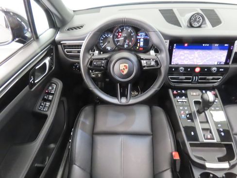 Certified 2025 Porsche Macan AWD/4WD image 16