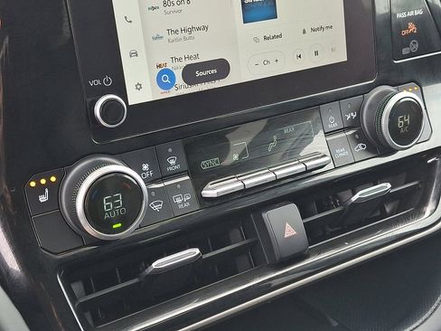 Used 2023 Toyota Highlander XLE image 17