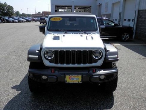 Used 2024 Jeep Gladiator Rubicon w/ Technology Group AWD/4WD image 3
