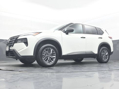Used 2024 Nissan Rogue S AWD/4WD image 25