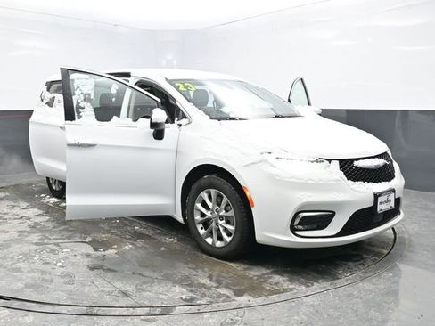 Used 2023 Chrysler Pacifica Touring-L image 39