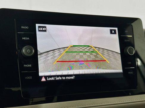 Used 2025 Volkswagen Taos SE FWD image 17