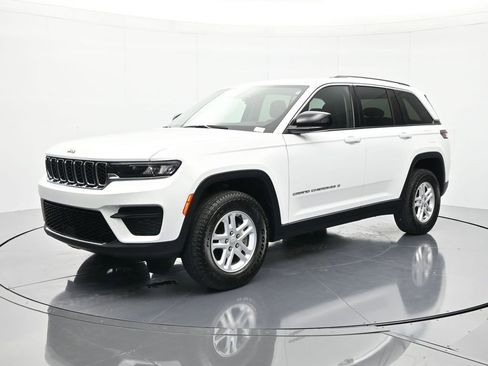 Used 2023 Jeep Grand Cherokee Laredo RWD image 1