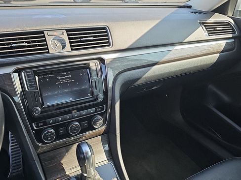 Used 2017 Volkswagen Passat 1.8T SEL Premium image 15