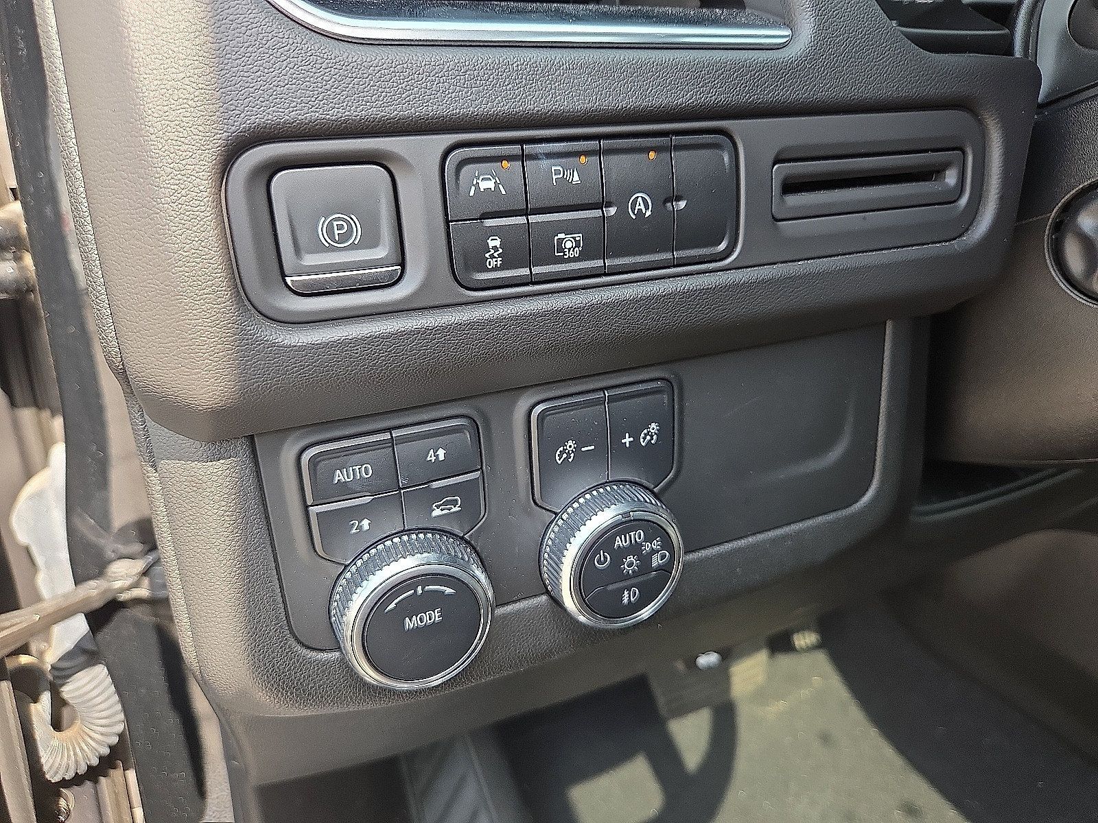 Used 2023 GMC Yukon SLT w/ SLT Luxury Package AWD/4WD image 11