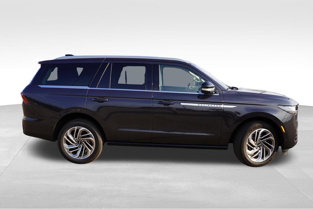Used 2025 Lincoln Navigator Reserve AWD/4WD image 3