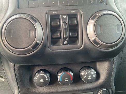 Used 2018 Jeep Wrangler Unlimited Sport S AWD/4WD image 32