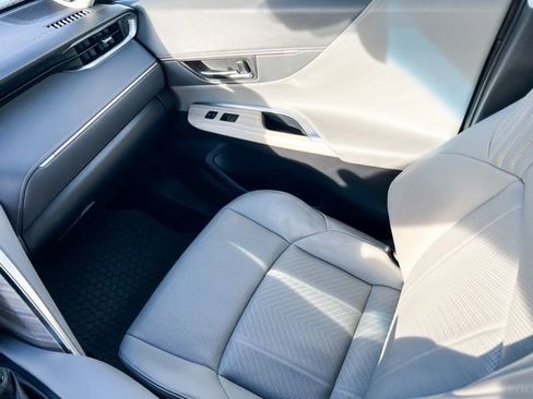 Used 2021 Toyota Venza XLE image 14