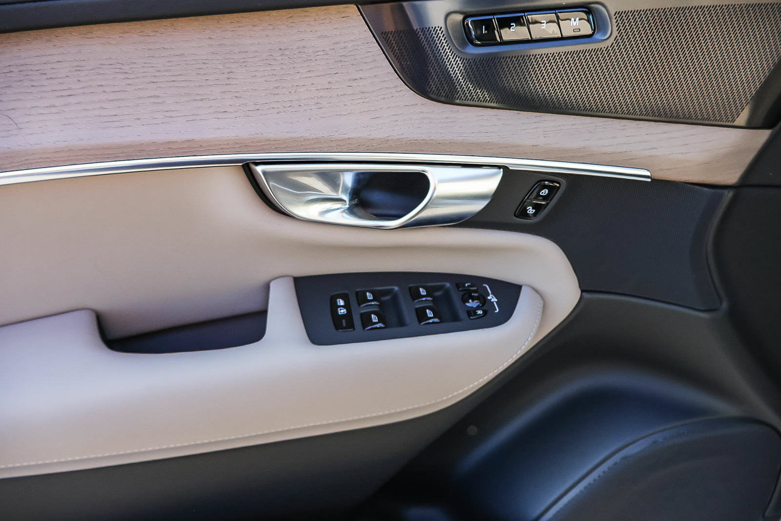 New 2026 Volvo XC90 T8 Plus w/ Protection Package Premier AWD/4WD image 29