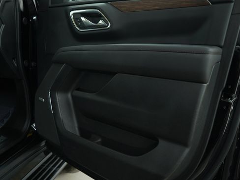 Used 2024 Chevrolet Suburban High Country image 9