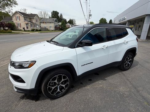 Used 2025 Jeep Compass Limited AWD/4WD image 2