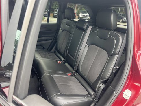 Used 2024 Jeep Grand Cherokee Altitude AWD/4WD image 15