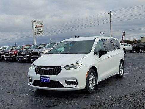 New 2026 Chrysler Pacifica Select image 2