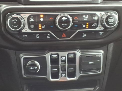 Used 2018 Jeep Wrangler Unlimited Sahara image 17