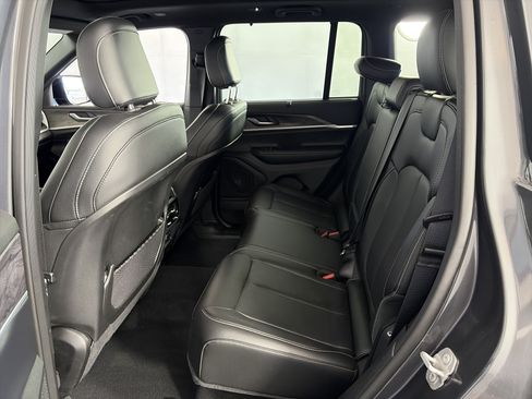 Used 2025 Jeep Grand Cherokee Limited w/ Luxury Tech Group II AWD/4WD image 7