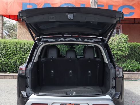 Used 2024 Nissan Pathfinder SL w/ SL Premium Package FWD image 8