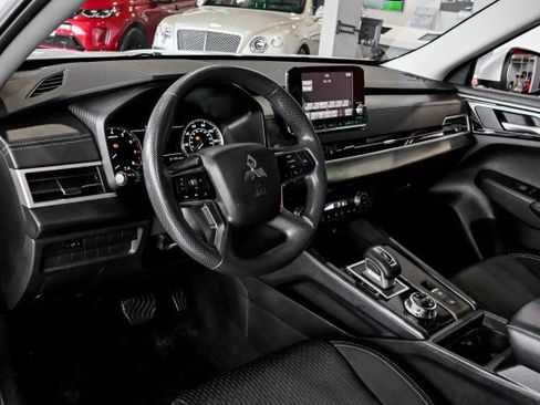 Used 2024 Mitsubishi Outlander ES image 13