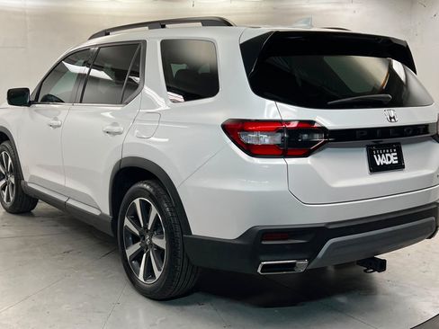 Used 2025 Honda Pilot Touring image 3