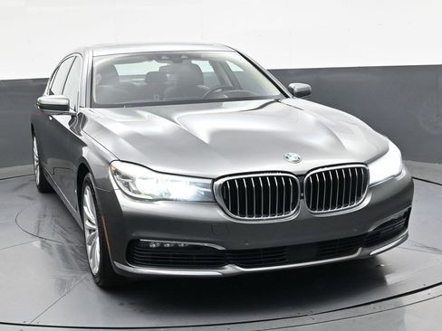 Used 2016 BMW 740i image 9