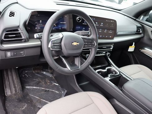 Used 2025 Chevrolet Traverse LT image 6