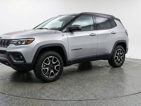 Used 2025 Jeep Compass Trailhawk w/ Trailer Tow Group AWD/4WD image 3